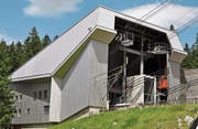 Bei der Talstation der Säntis-Schwebebahn wurden Vorder- und Rückseite sowie das Dach mit einer Metallfassade eingekleidet. (Bilder: PD)