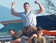 Der Gewinner Werner Schlegel auf den Schultern seiner Clubkameraden Marco Forrer und David Lieberherr. (Bild: PD)