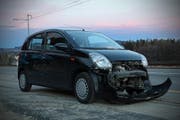 Schaden: Das Auto musste nach dem Unfall abgeschleppt werden. (Bild: Stapo)