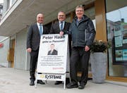 Hereinspaziert: Urban Koller und Peter Mojzisek verabschieden sich dankend von ihrem verdienstvollen Mitarbeiter Peter Haab (von links). (Bild: PD)