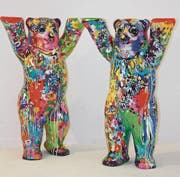 Die ein Meter hohen Zwillingsbären sind ein Meitli (links) und ein Bub (rechts), und sie heissen auch genau so: «Twin Bear Girl» und «Twin Bear Boy». (Bild: PD)