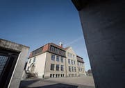 «City Camping St. Gallen»: Lehrpersonen, die an den Sommerkursen teilnehmen, können auf dem Areal des Schulhauses Buchental ihr Wohnmobil aufstellen oder im Zelt schlafen. (Bild: Michel Canonica)