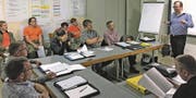 Die Mitglieder des Regionalen Führungsstabes Oberes Rheintal haben sich im Bereich Kommunikation und Medienarbeit weitergebildet. (Bild: pd)