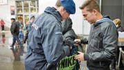 Securitas' kontrollieren an der Olma stichprobenartig Taschen und Rucksäcke. (Bild: Ralph Ribi (St. Gallen, 21. Oktober 2016))