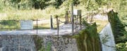 Vor zehn Jahren entzog der Kanton St. Gallen die Bewilligung für den Betrieb der Wasserkraftanlage in der Talmühle. Nun soll neu neben der Staumauer (auf der gegenüberliegenden Seite) eine Anlage gebaut werden. (Bilder: Zita Meienhofer (14. August 2016))