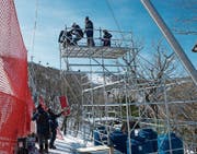 Die Kameras werden auf die Podeste, die entlang der Skipisten aufgestellt sind, transportiert.
