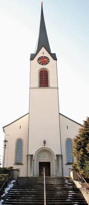 Die Aussentreppe von der Kirche hinunter zur Kirchstrasse ist stark verwittert und muss saniert werden. (Bild: Philipp Stutz)
