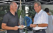 Apéro-Gastgeber Remo Sieber (CDS Heerbrugg, r.) im Gespräch mit dem Architekten Marco Koeppel, Kunde im Bereich Bausoftware.