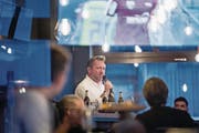 Im gut besetzten «Bierhof» in St.Gallen sagt Stefan Hernandez: «Es gibt einfach Teams, die wir bezwingen müssen.» (Bild: Michel Canonica)