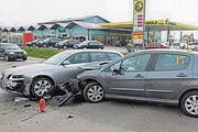 Beim Zusammenstoss haben sich zwei Personen verletzt. (Bild: Kapo SG)