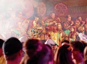 Am Rüthner Maskenball ist gute Stimmung garantiert: Die leidenschaftlichen Fasnächtler feiern hier ihre erste grosse Aufwartung, begleitet von sechs Guggenmusiken. (Bild: Archiv/rez)