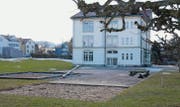 Das nur spärlich mit Spielgeräten ausgestattete und spärlich möblierte Areal um die Schulanlage Grund. (Bilder: Andrea Häusler)
