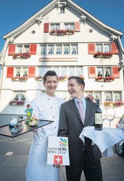Raphael (links) und David Füger vor dem Betrieb der Eltern in Mörschwil. (Bild: Ralph Ribi)