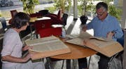 Beatrice und Alfred Hagger suchen im Archiv des «Rheintalers» nach Artikeln, die er als 17-Jähriger geschrieben hatte. (Bilder: Monika von der Linden)