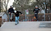 Skater auf der Kreuzbleiche: Noch fahren sie draussen, doch schon bald können sie vielleicht ins Lattich-Quartier zügeln. (Bild: Matthias Fässler)