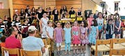Begeisterter Applaus für Flötenlehrerin Esther Rutishauser und ihre grossen und kleinen Schülerinnen und Schüler. (Bild: Max Pflüger)