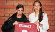 Jana Brunner als Inspiration: Der 14-jährige Rheinecker Federico Crescenti hörte den Ausführungen der Altstätterin aufmerksam zu. Die Verteidigerin des FC Basel und der Schweizer Nationalmannschaft erzählte an der OMR von ihrem Leben als Spitzensportlerin. (Bild: Pascal Rohrer)