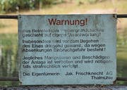 Relikt aus der Vergangenheit: Warntafel auf der Staumauer.