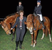 OK-Präsidentin Marlise Zäch mit Michelle Ritter (links) und Jana Räss, den Drittplatzierten des Equipenspringens. (Bild: Ulrike Huber)