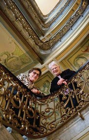 Mit der Firma Stoffel in der Erinnerung noch immer verbunden: Hedy Manser (rechts) und Lisa Brahimi-Löhrer, im Treppenhaus des Hauses Washington, dem frühern Stoffel-Hauptsitz. (Bild: Ralph Ribi)