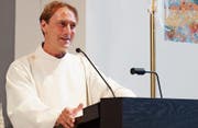 Eric Jankovsky bei seiner ersten Predigt als Pastoralassistent der Seelsorgegemeinde Oberbüren-Niederbüren-Niederwil. (Bild: PD)