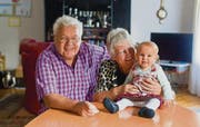 Will es nochmals wissen: UVP-Stadtratskandidat Christian Hostettler mit Frau Marlies und der siebenmonatigen Enkelin Eleni. (Bild: Michel Canonica)