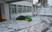 Zuerst prallte das Auto gegen ein Geländer, dann gegen eine Hauswand. (Bild: Kapo AR)