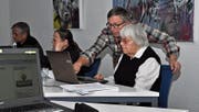 Mit Geduld und Neugier ans Ziel: Kursleiter Heinz Liebi steht der 95-jährigen Claire Speck mit Rat und Tat zur Seite. (Bild: Armando Bianco)