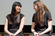 Jenny Stadelmann und Aline Müller bei einer Ehrung an der Sportschule Appenzellerland. (Bild: PD)