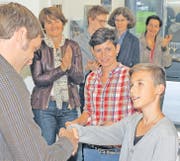 Vernissage mit Gewinner: Roman Rüssmann (links) und Claudia Tobler (Dritte von links) gratulieren Miro Walser. (Bild: Maya Schmid-Egert)
