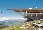 Das Haus besteht vor allem aus einem mächtigen Dach, das die Bergkuppe nachzeichnet. Seine ausdrucksstarke Holzkonstruktion vermittelt Sicherheit und Geborgenheit. (Bilder: Hanspeter Schiess)