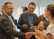 Toni Thoma (Mitte) freudestrahlend an der gestrigen Wahlfeier im Otmarzentrum. (Bild: Benjamin Manser)