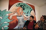 Wandbild in der Küche: Künstler Domenic Lang (links) und Roland Kiener. (Bild: as)