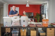 Seit März hat Markus Berger 600 Liter Bier gebraut. Langsam wird seine Wohnung für sein Hobby zu klein, er sucht darum einen Raum zum Mieten. (Bild: Urs Bucher)