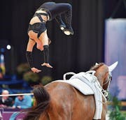 Ramona Näf mit ihrem spektakulären Salto beim Abgang. (Bilder: Daniel Kaiser)