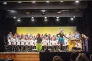 Gelungenes Experiment: der Männerchor Gossau und der Frauenchor Querbeet am gemeinsamen Auftritt im Fürstenlandsaal. (Bild: Urs Bucher)