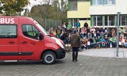 Die Primarschüler aus Lütisburg empfangen den neuen Schulbus in der Arena. (Bild: PD)