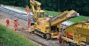 Bald werden auch zwischen Schachen bei Herisau und Degersheim die Betonschwellen eingebaut. (Bild: PD)