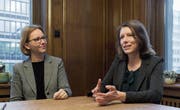Claudia Martin (links) und Sonja Lüthi sind seit Anfang Jahr Stadträtinnen in Gossau und St. Gallen. (Bild: Hanspeter Schiess)