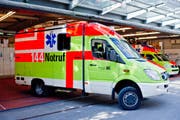 Jede Hilfe für die schwer verletzte Frau kam zu spät - sie starb im Spital. (Bild: Archiv/Coralie Wenger (Symbolbild))