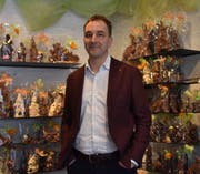 Gregor Menzi ist Geschäftsführer des Cafés Abderhalden in Wattwil, zu dem auch eine Bäckerei und eine Konditorei gehören. Dort können seit Ende Februar Schoggihasen erworben werden. (Bild: Leona Dieckmann)