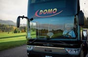 Ein Bus vom Unternehmen Domo Reisen. (Bild: Gian Ehrenzeller/Keystone (Neuhausen, 30. Oktober 2017))