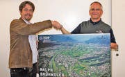 Ralph Brühwiler (rechts) nimmt die Ehrung zum Rheintaler FDP-Mann des Jahres von Michael Jäger entgegen. (Bild: pd)