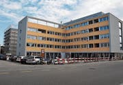 Hoch und mächtig: Die Ostansicht von Haus A von der Bahnhofstrasse in Niederuzwil. Im Erdgeschoss werden zwei öffentliche Restaurants eingerichtet. Haus B im Hintergrund soll im März bezugsbereit sein. (Bild: Katrin Meier-Gross)