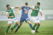 Ein Bild mit Symbolcharakter: Cedric Itten setzt sich gegen Stjepan Kukuruzovic und Karim Haggui durch. (Bild: Ralph Ribi)