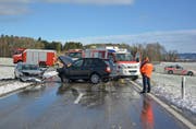 Die Polizei begutachtet die Unfallstelle. (Bild: Kapo TG)