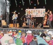 Gedränge vor der Bühne des Kinderland-Open-Airs in Gossau. (Bild: Manuela Bruhin)