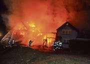 Beim Eintreffen der Feuerwehr stand der Rohbau des Doppelhauses bereits in Vollbrand. (Bild: PD)