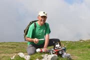 Toni Grob im verganenen Sommer bei der Markierung von Wanderwegen. (Bild: Christiana Sutter)