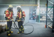 Die Feuerwehr Wittenbach am Dienstagnachmittag im Einsatz in der Lagerhalle der Spühl GmbH. (Bild: Ralph Ribi)